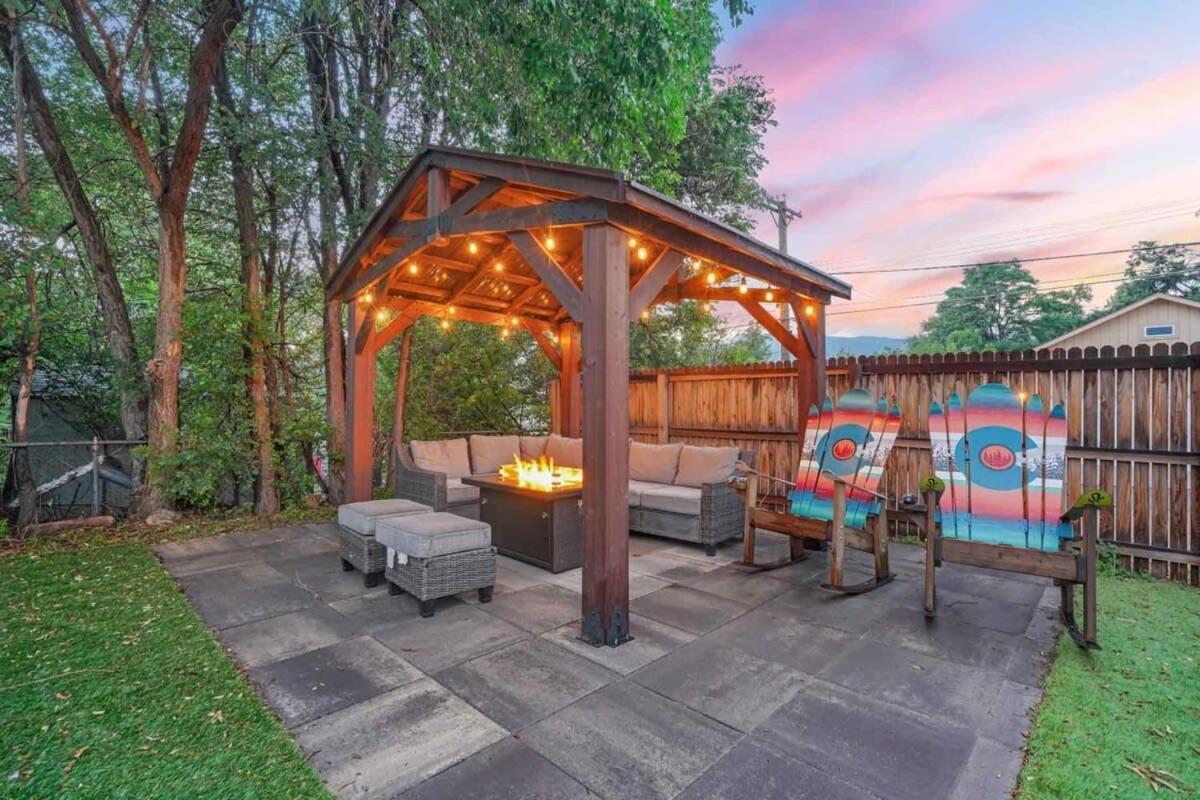 3br Modern W Lg Backyard Mtn Views & Hot Tub