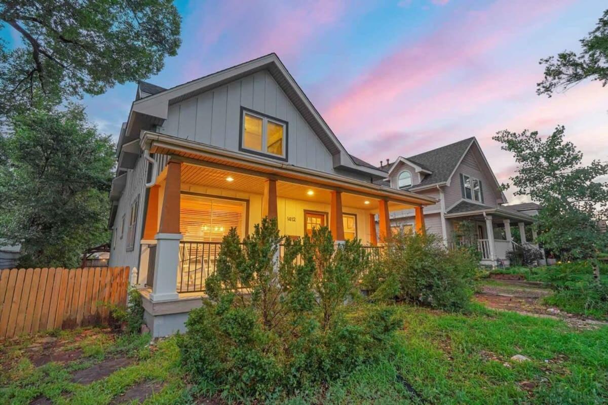 Holiday home 3br Modern W Lg Backyard Mtn Views & Hot Tub *