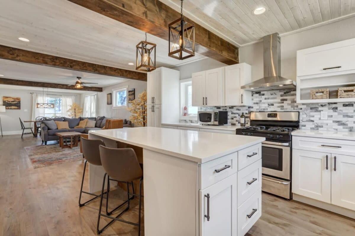 3br Modern W Lg Backyard Mtn Views & Hot Tub Holiday home Colorado Springs