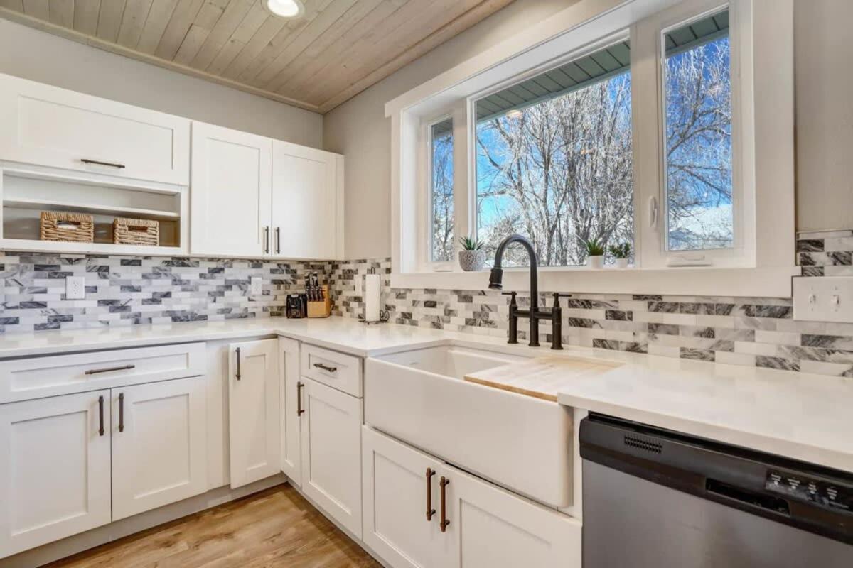 3br Modern W Lg Backyard Mtn Views & Hot Tub Colorado Springs
