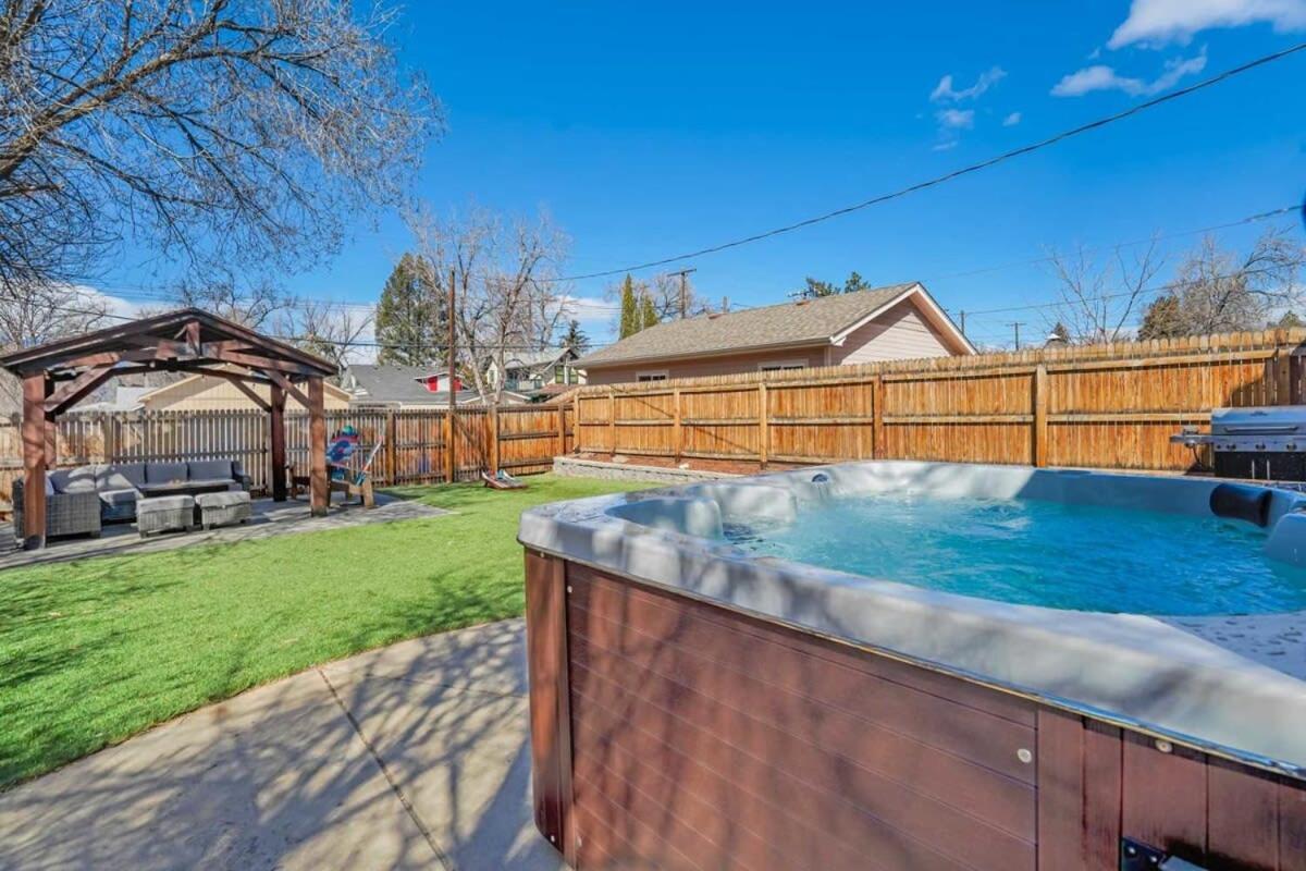 3br Modern W Lg Backyard Mtn Views & Hot Tub Holiday home *