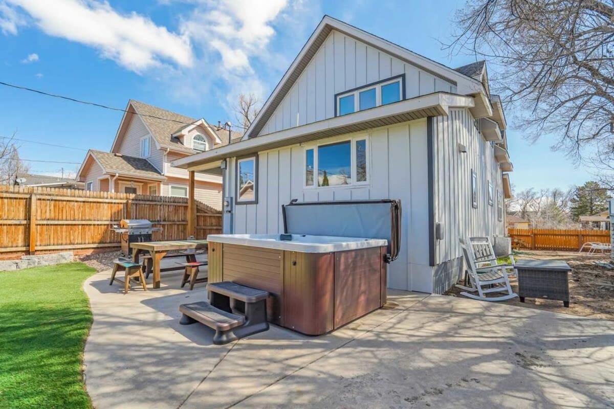 Holiday home 3br Modern W Lg Backyard Mtn Views & Hot Tub