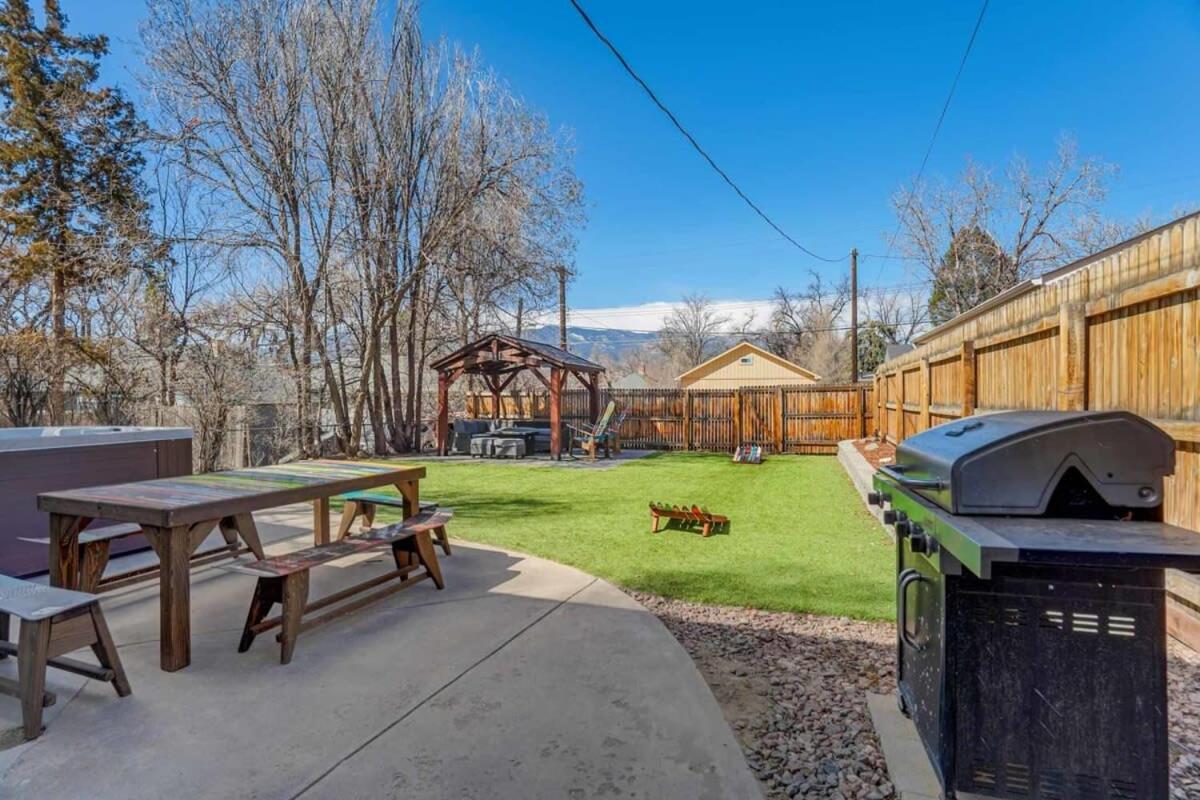 3br Modern W Lg Backyard Mtn Views & Hot Tub Holiday home