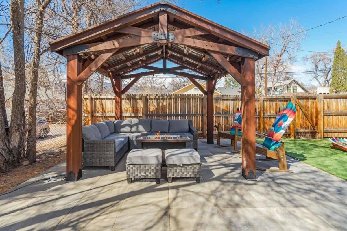 3br Modern W Lg Backyard Mtn Views & Hot Tub *