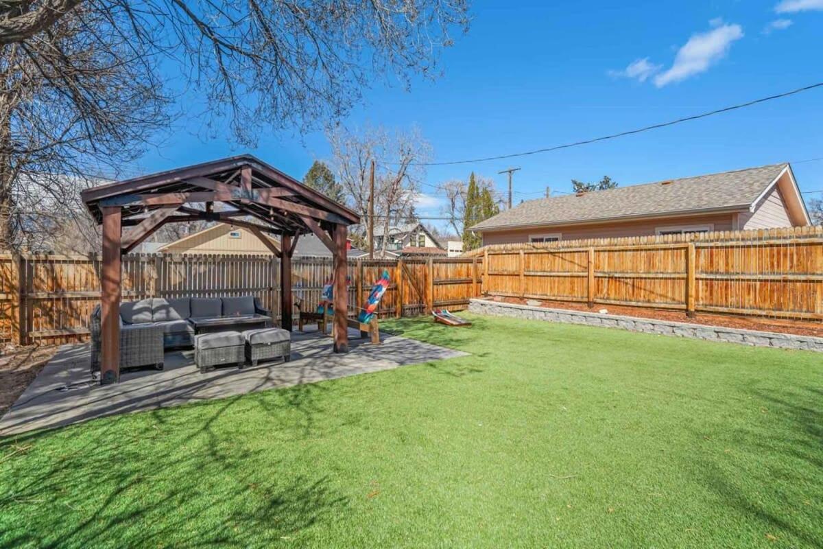 3br Modern W Lg Backyard Mtn Views & Hot Tub Holiday home *