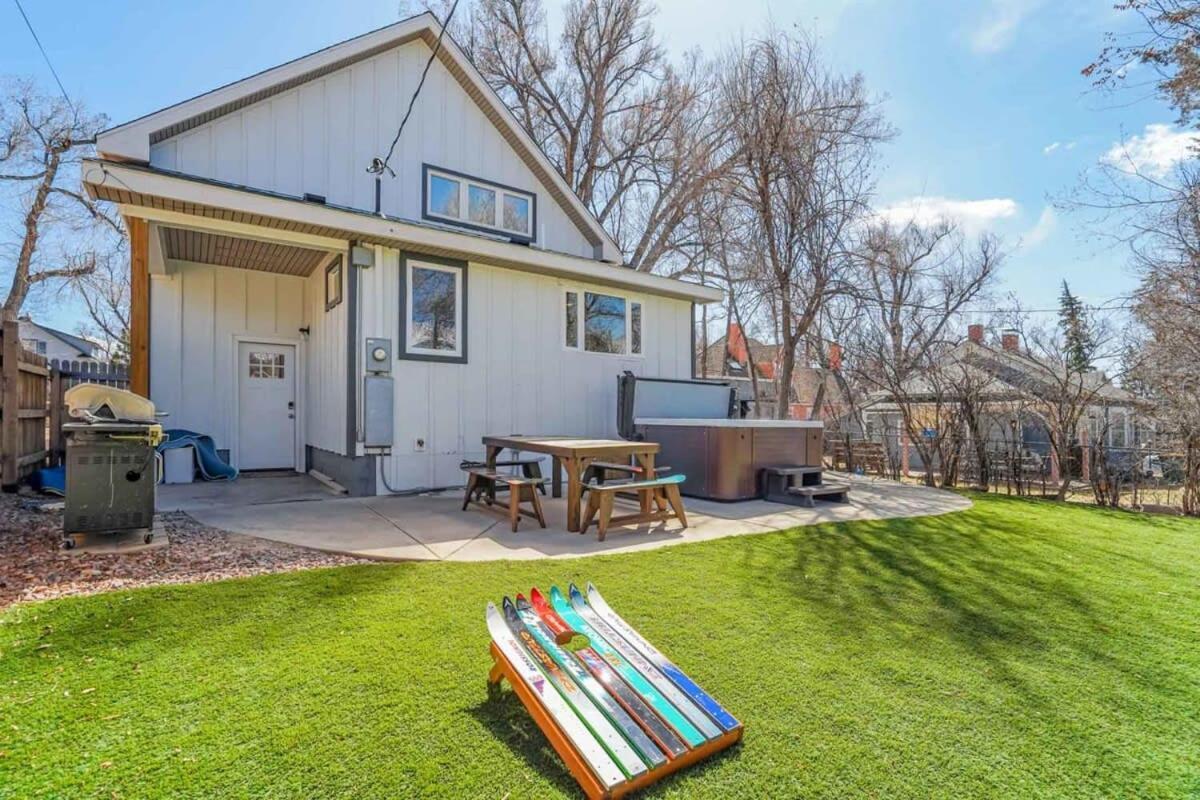3br Modern W Lg Backyard Mtn Views & Hot Tub * Colorado Springs