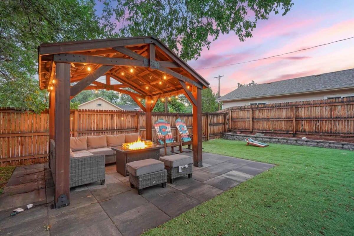 Holiday home 3br Modern W Lg Backyard Mtn Views & Hot Tub *