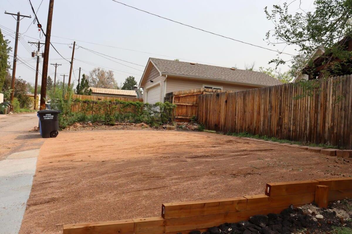 Holiday home 3br Modern W Lg Backyard Mtn Views & Hot Tub
