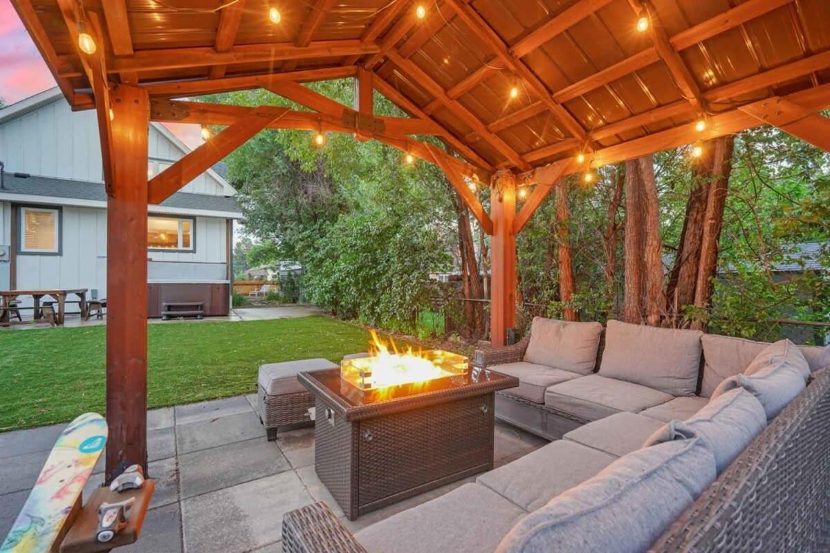 3br Modern W Lg Backyard Mtn Views & Hot Tub Holiday home Colorado Springs