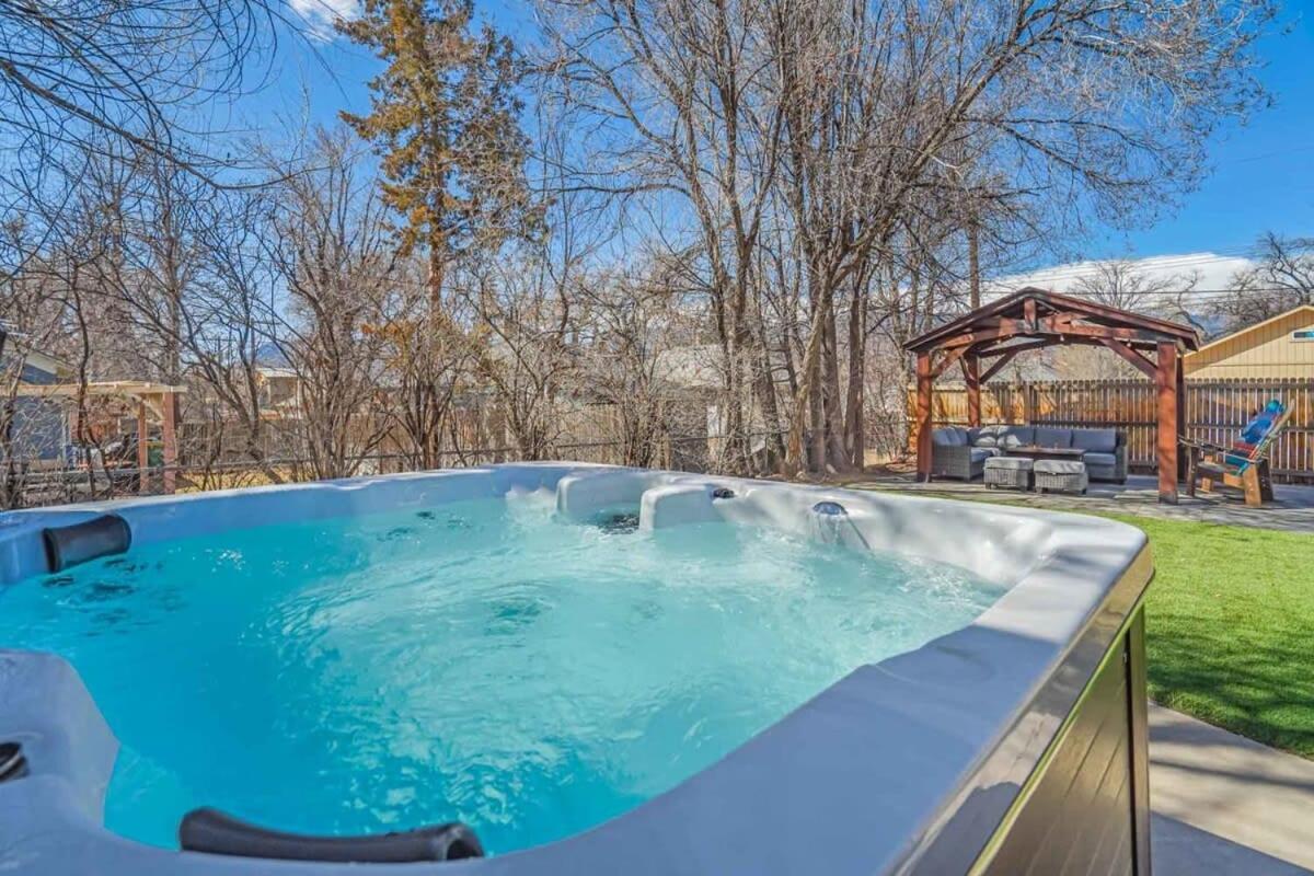 3br Modern W Lg Backyard Mtn Views & Hot Tub Holiday home