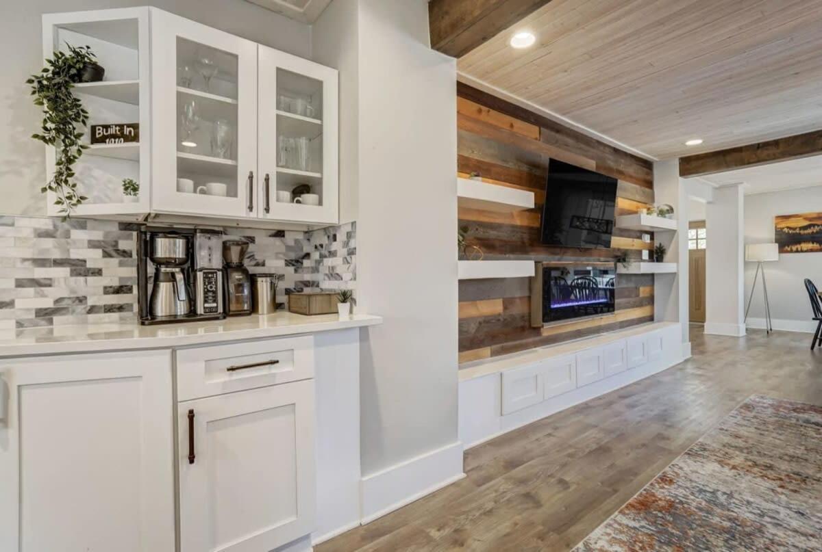3br Modern W Lg Backyard Mtn Views & Hot Tub *