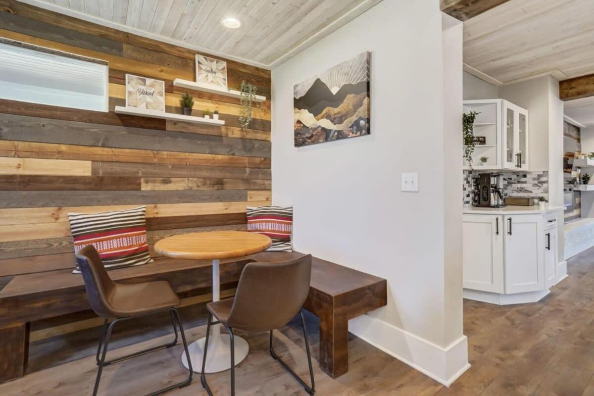 3br Modern W Lg Backyard Mtn Views & Hot Tub Holiday home *