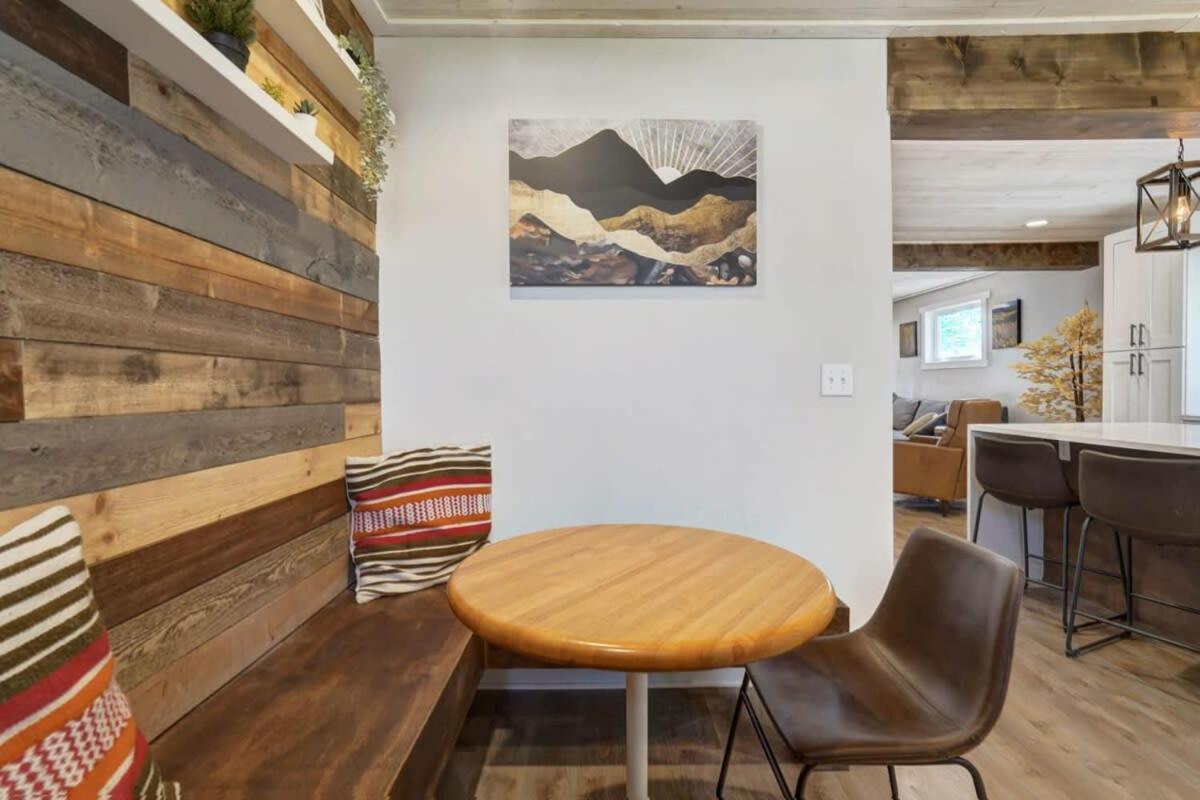 Holiday home 3br Modern W Lg Backyard Mtn Views & Hot Tub