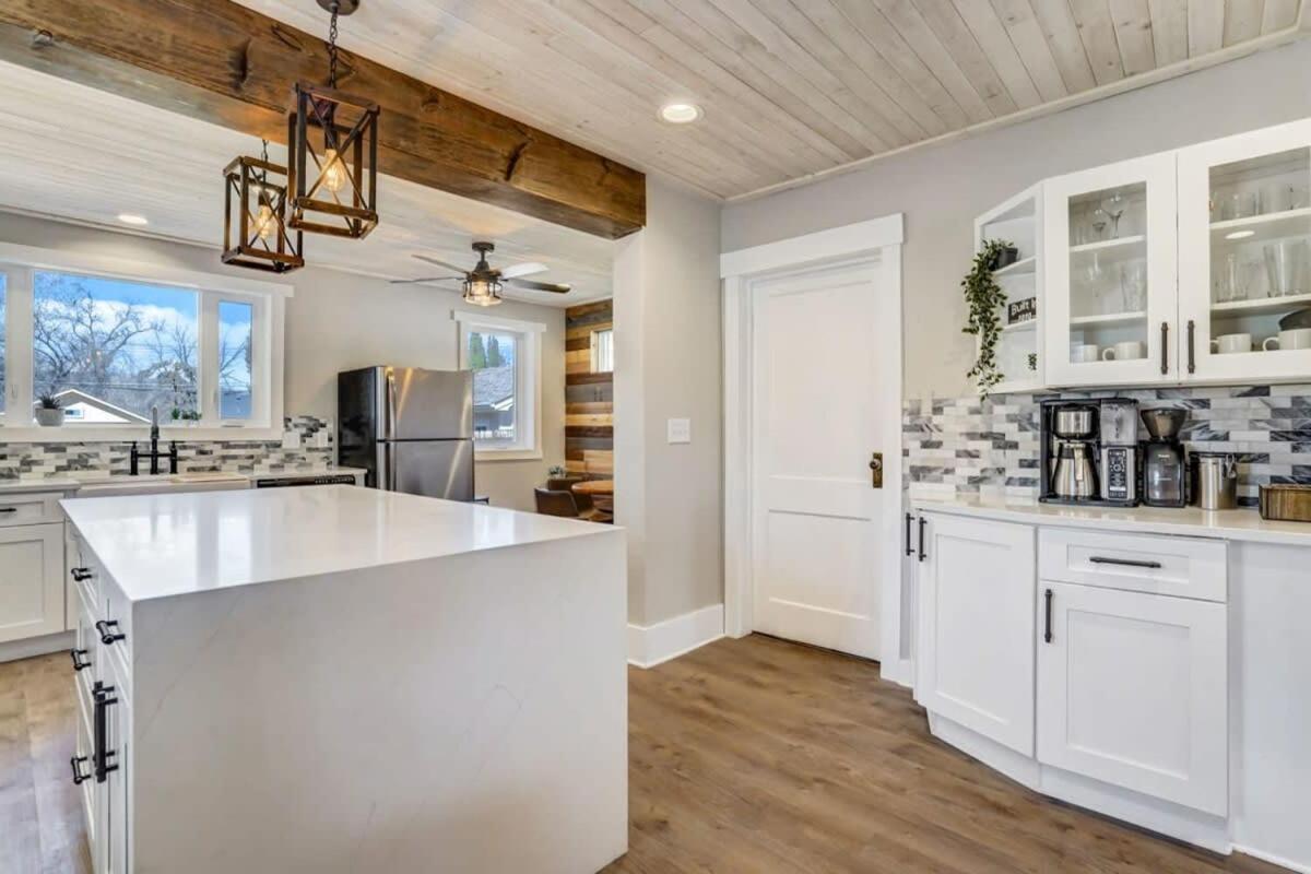 3br Modern W Lg Backyard Mtn Views & Hot Tub Holiday home Colorado Springs