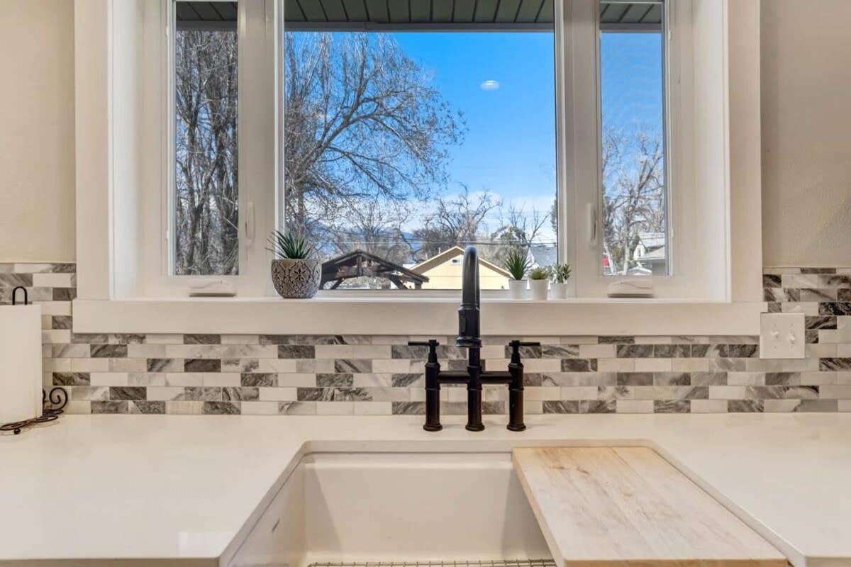 3br Modern W Lg Backyard Mtn Views & Hot Tub Holiday home