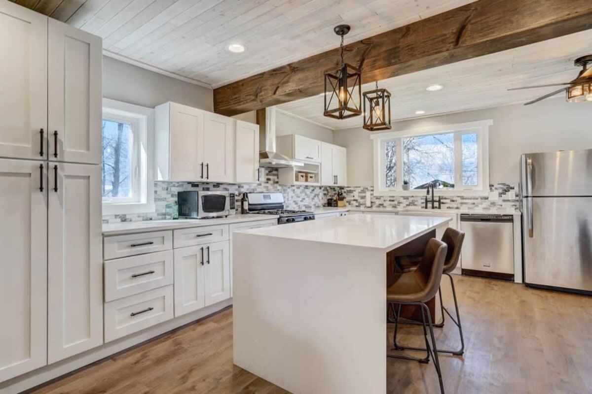 Holiday home 3br Modern W Lg Backyard Mtn Views & Hot Tub *