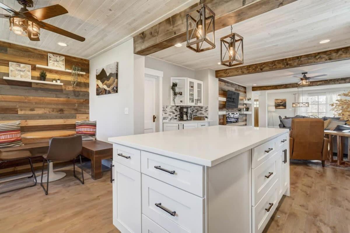 3br Modern W Lg Backyard Mtn Views & Hot Tub