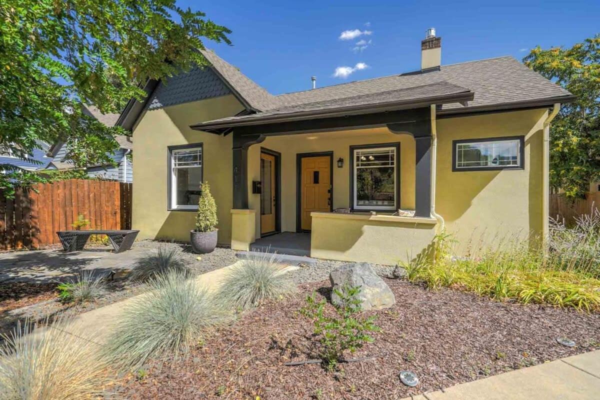 Holiday home 3bd Charming Large Backyard Garden