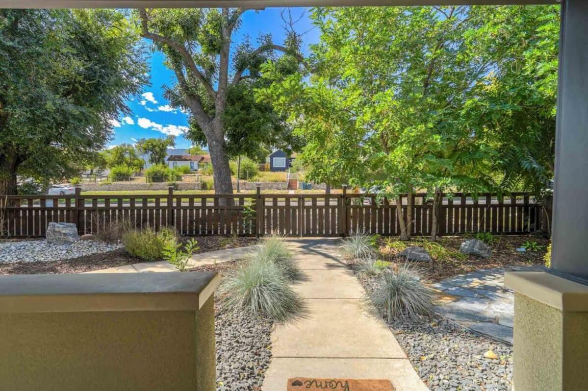 3bd Charming Large Backyard Garden Holiday home *