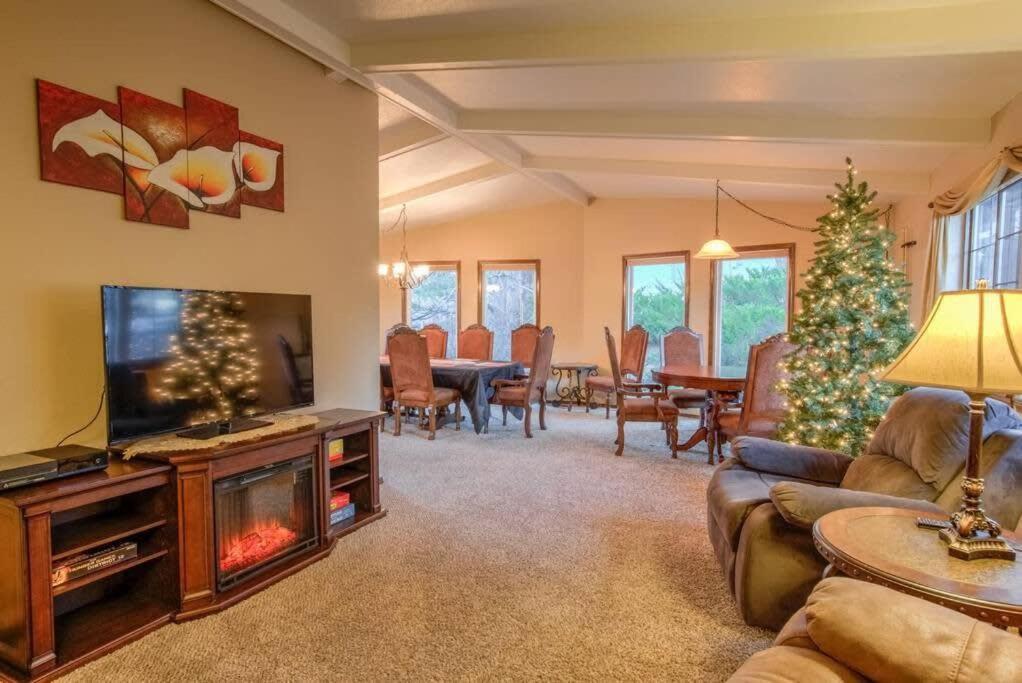 4br Near Usafa Entertain W Lg Backyard & Hot Tub
