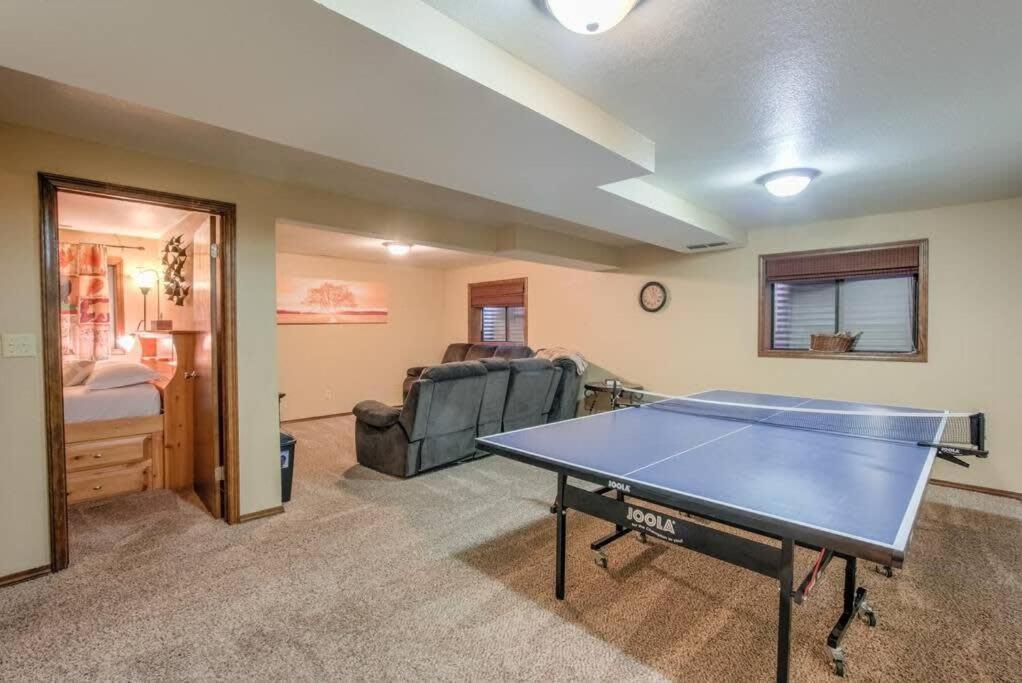 4br Near Usafa Entertain W Lg Backyard & Hot Tub * Colorado Springs