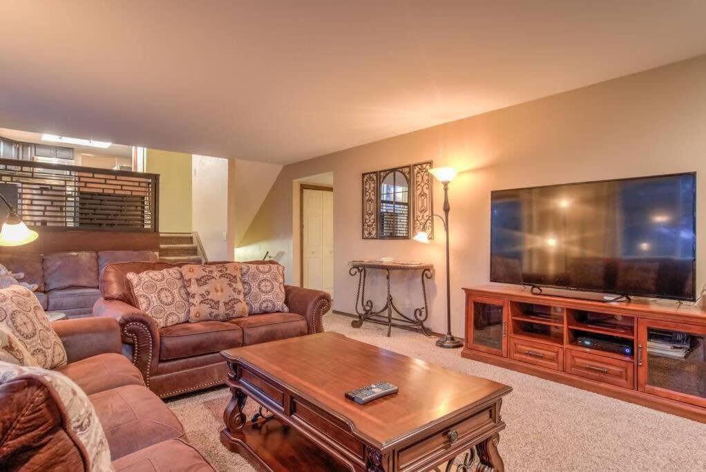 Holiday home 4br Near Usafa Entertain W Lg Backyard & Hot Tub
