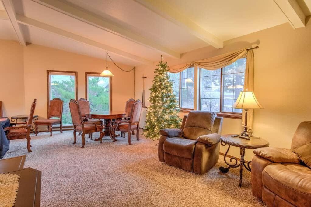 4br Near Usafa Entertain W Lg Backyard & Hot Tub Holiday home Colorado Springs