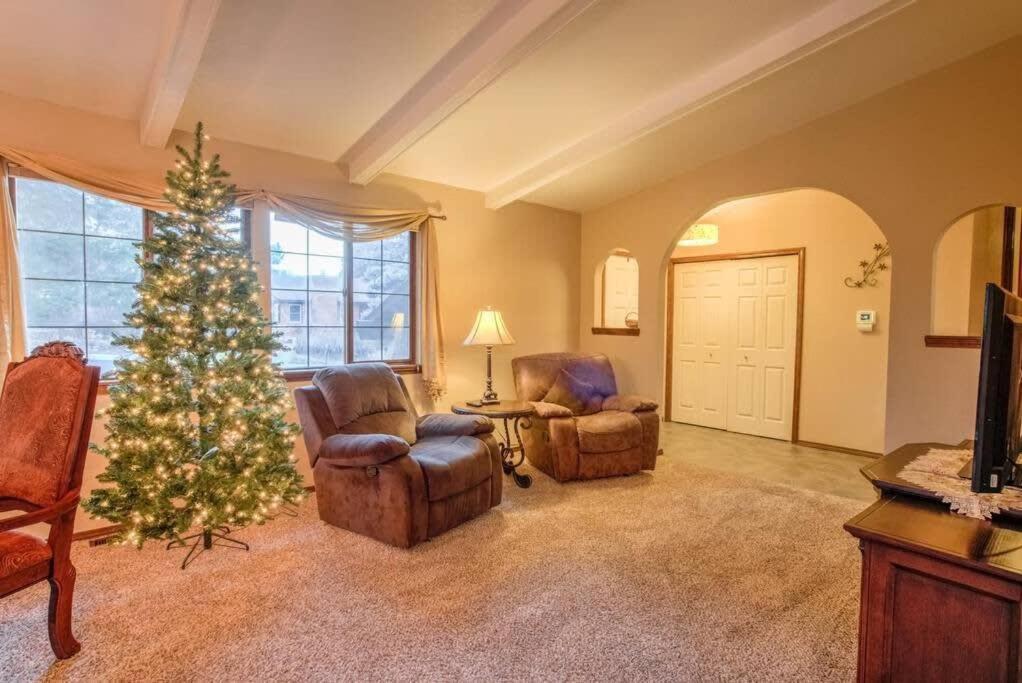 Holiday home 4br Near Usafa Entertain W Lg Backyard & Hot Tub *