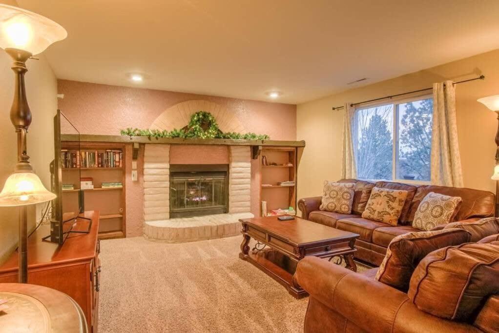 Holiday home 4br Near Usafa Entertain W Lg Backyard & Hot Tub