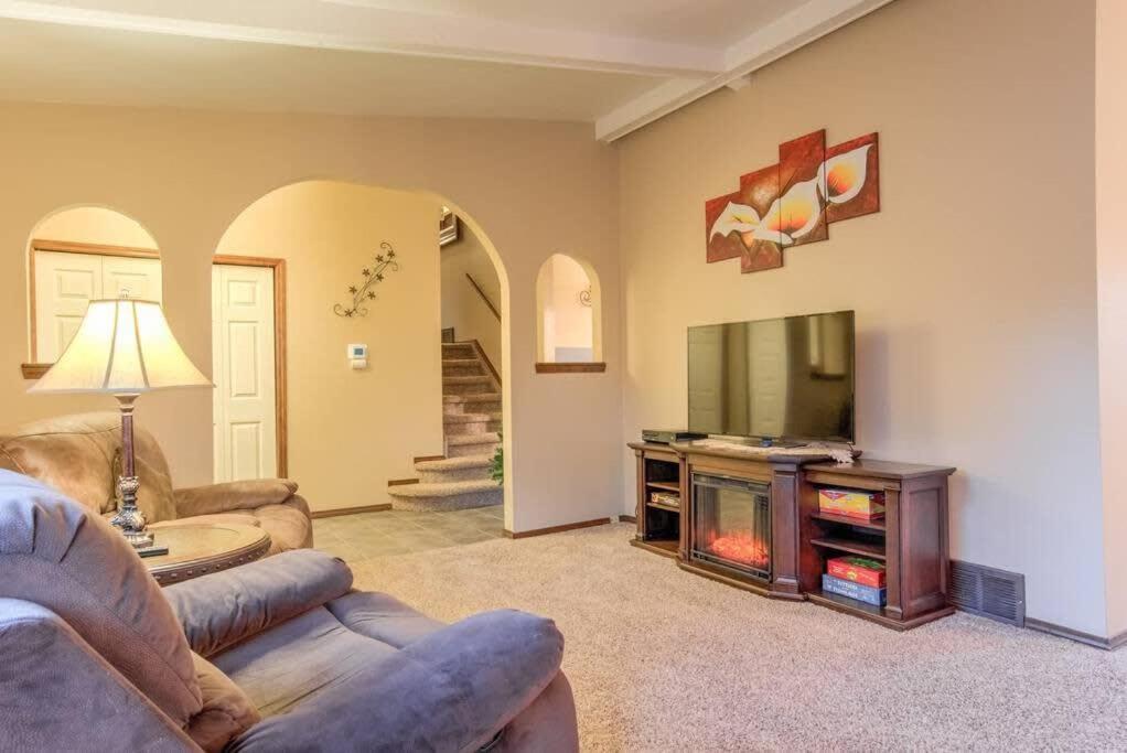 4br Near Usafa Entertain W Lg Backyard & Hot Tub