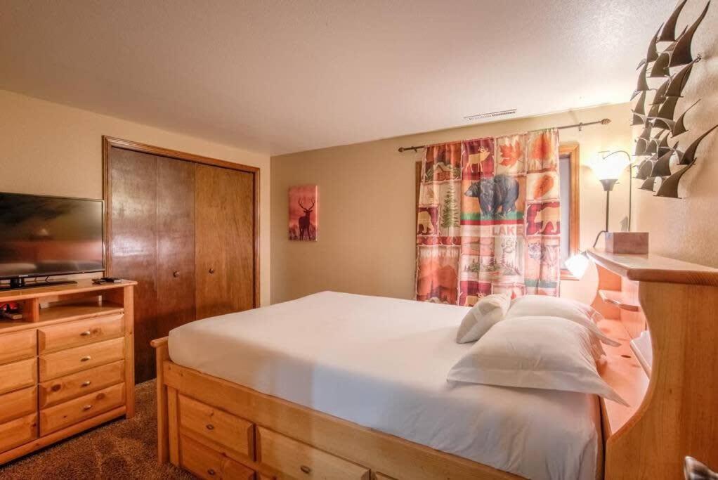 4br Near Usafa Entertain W Lg Backyard & Hot Tub Holiday home *