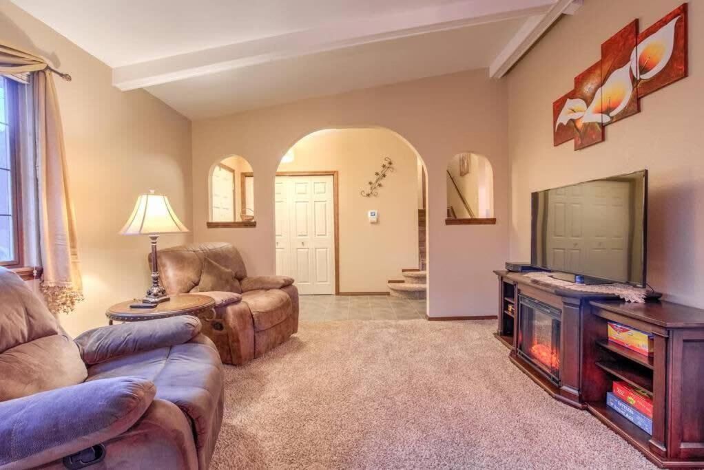 4br Near Usafa Entertain W Lg Backyard & Hot Tub