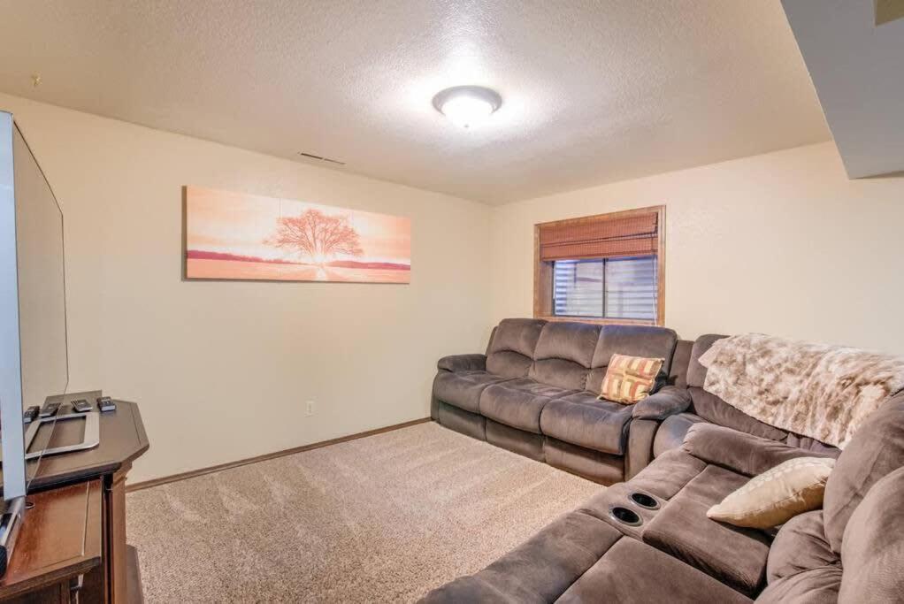 4br Near Usafa Entertain W Lg Backyard & Hot Tub