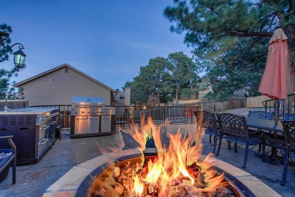 4br Near Usafa Entertain W Lg Backyard & Hot Tub Holiday home *