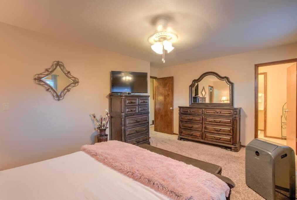 4br Near Usafa Entertain W Lg Backyard & Hot Tub Holiday home Colorado Springs