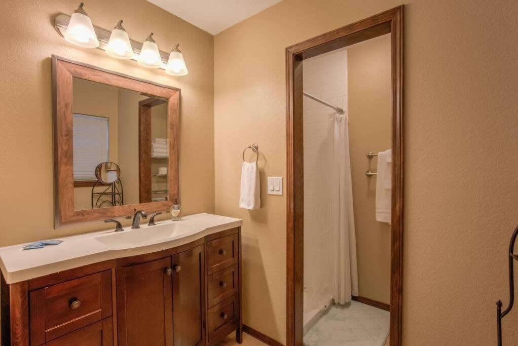 Holiday home 4br Near Usafa Entertain W Lg Backyard & Hot Tub