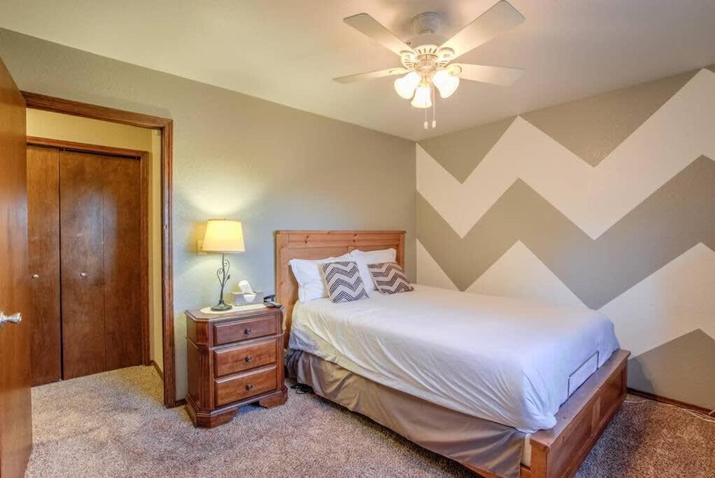4br Near Usafa Entertain W Lg Backyard & Hot Tub * Colorado Springs