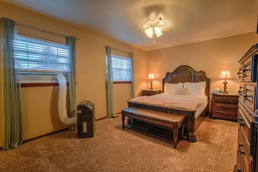 4br Near Usafa Entertain W Lg Backyard & Hot Tub Holiday home