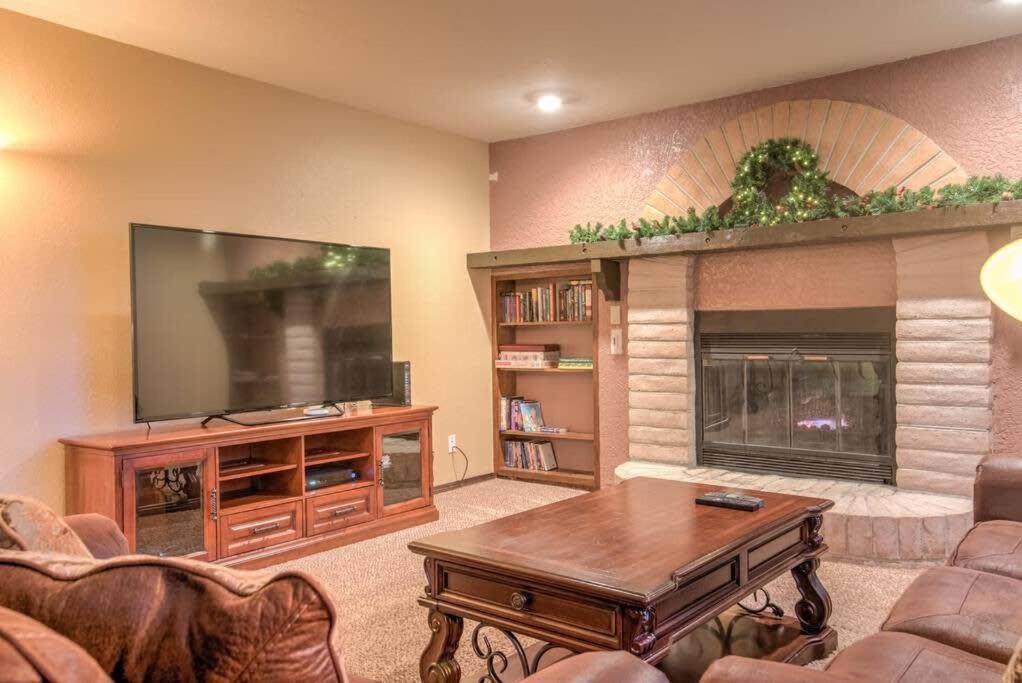 4br Near Usafa Entertain W Lg Backyard & Hot Tub Holiday home *