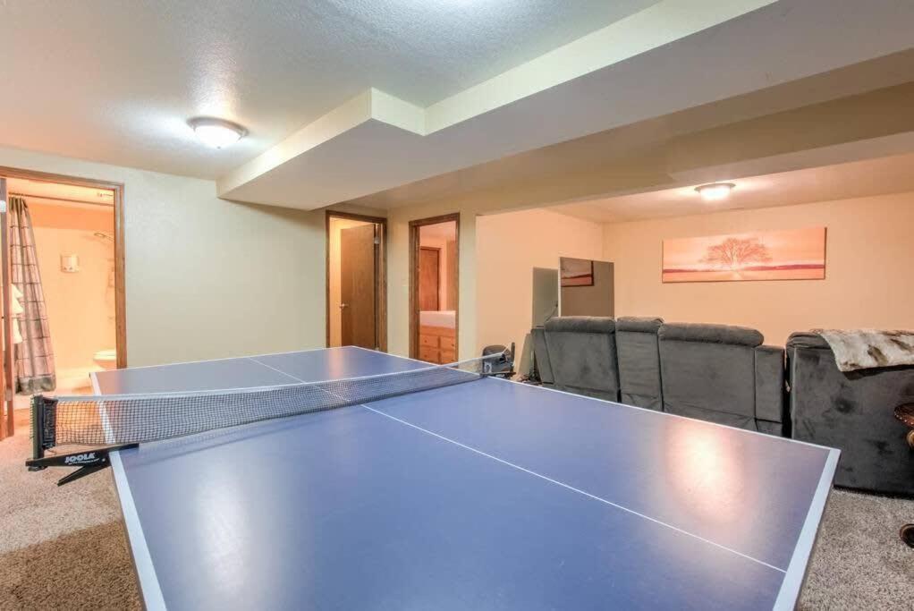 4br Near Usafa Entertain W Lg Backyard & Hot Tub * Colorado Springs