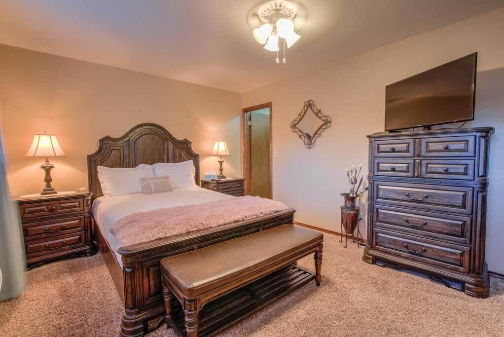 4br Near Usafa Entertain W Lg Backyard & Hot Tub Holiday home Colorado Springs
