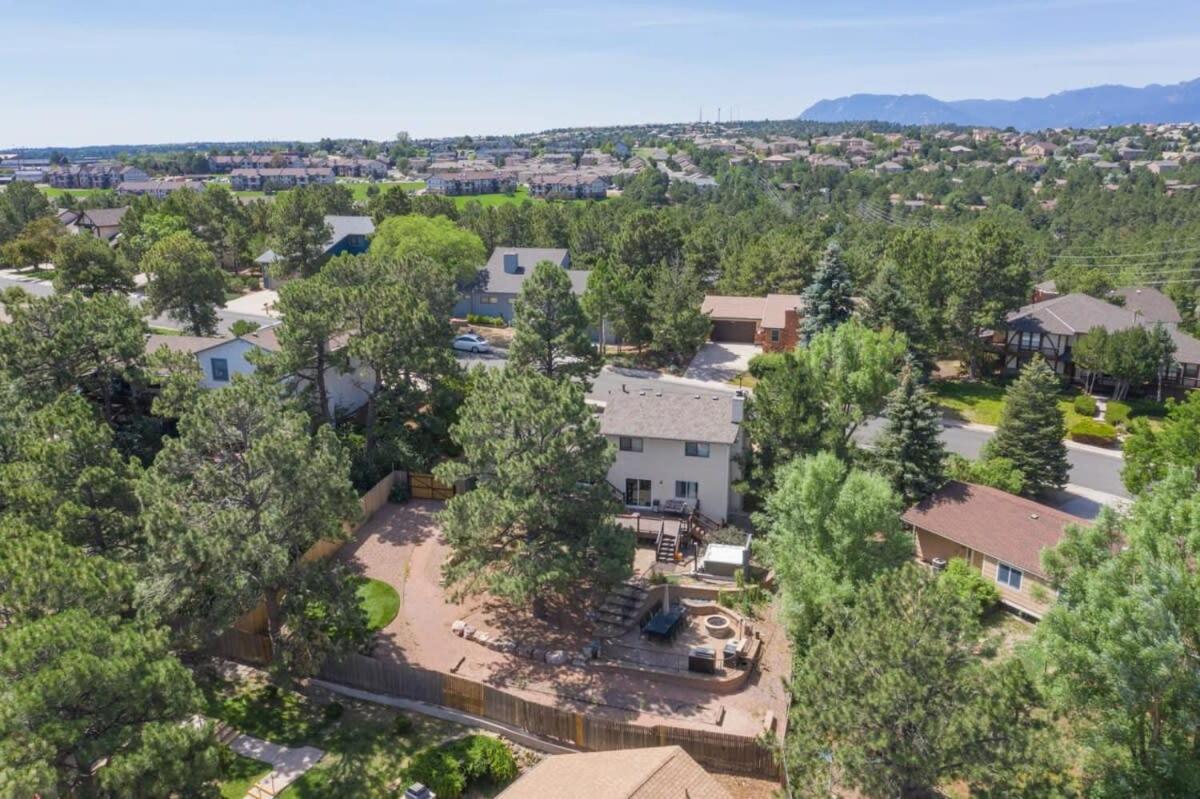 4br Near Usafa Entertain W Lg Backyard & Hot Tub * Colorado Springs