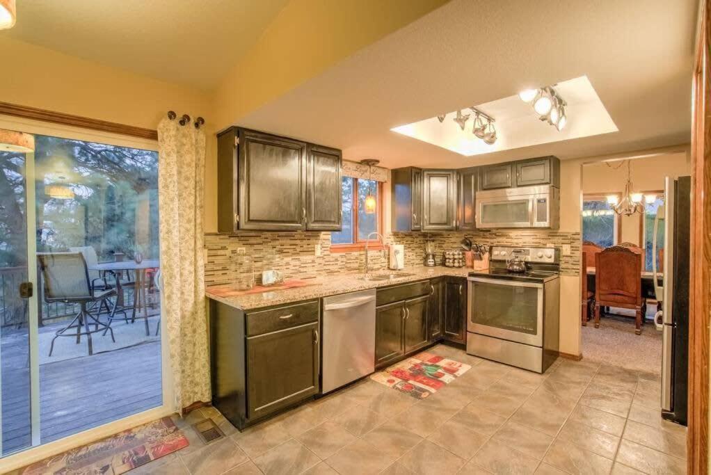 4br Near Usafa Entertain W Lg Backyard & Hot Tub Holiday home Colorado Springs