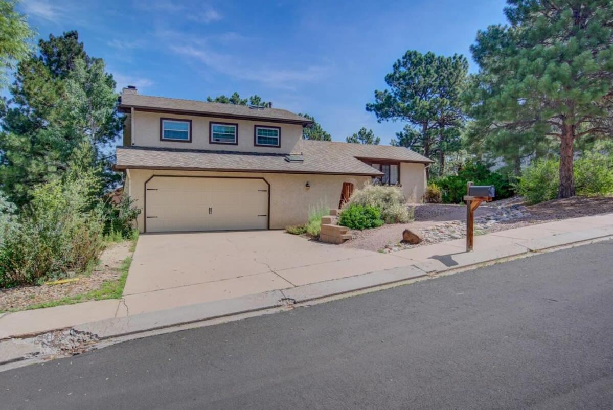 4br Near Usafa Entertain W Lg Backyard & Hot Tub Holiday home Colorado Springs