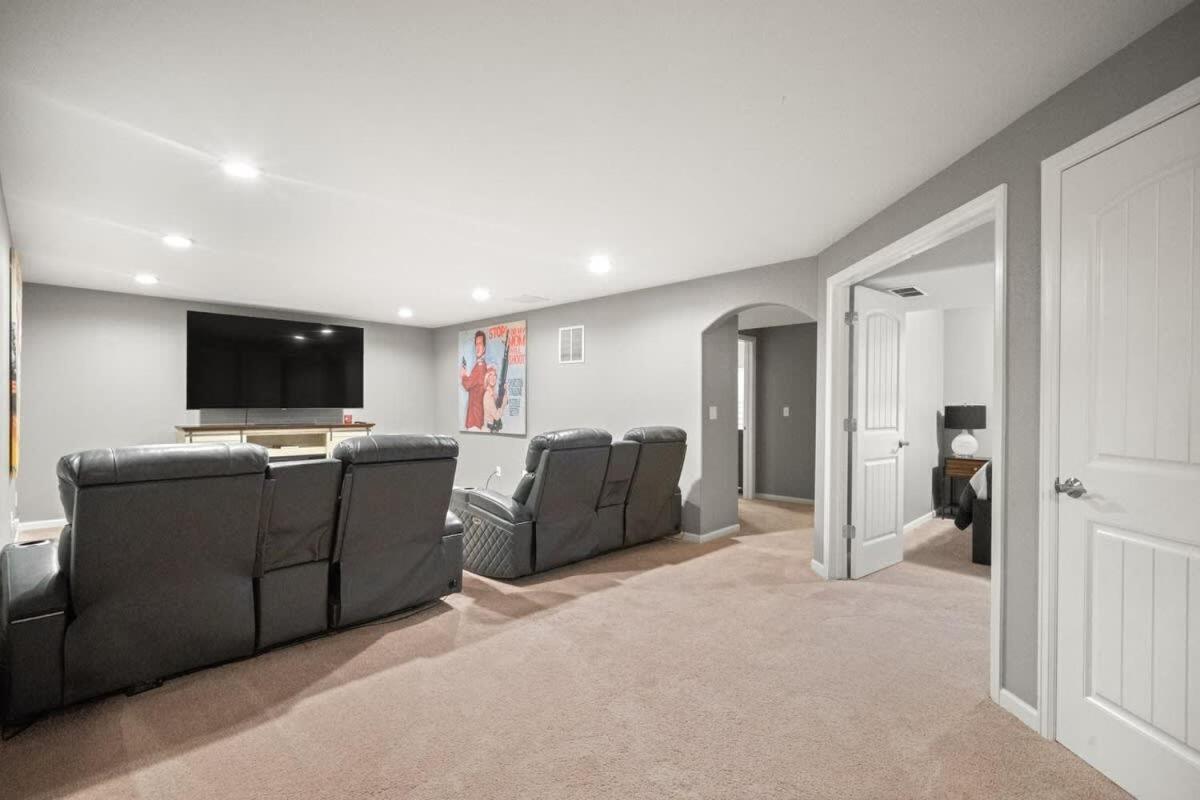Holiday home 3bd Near Air Force Academy Movie Workspace And Grill