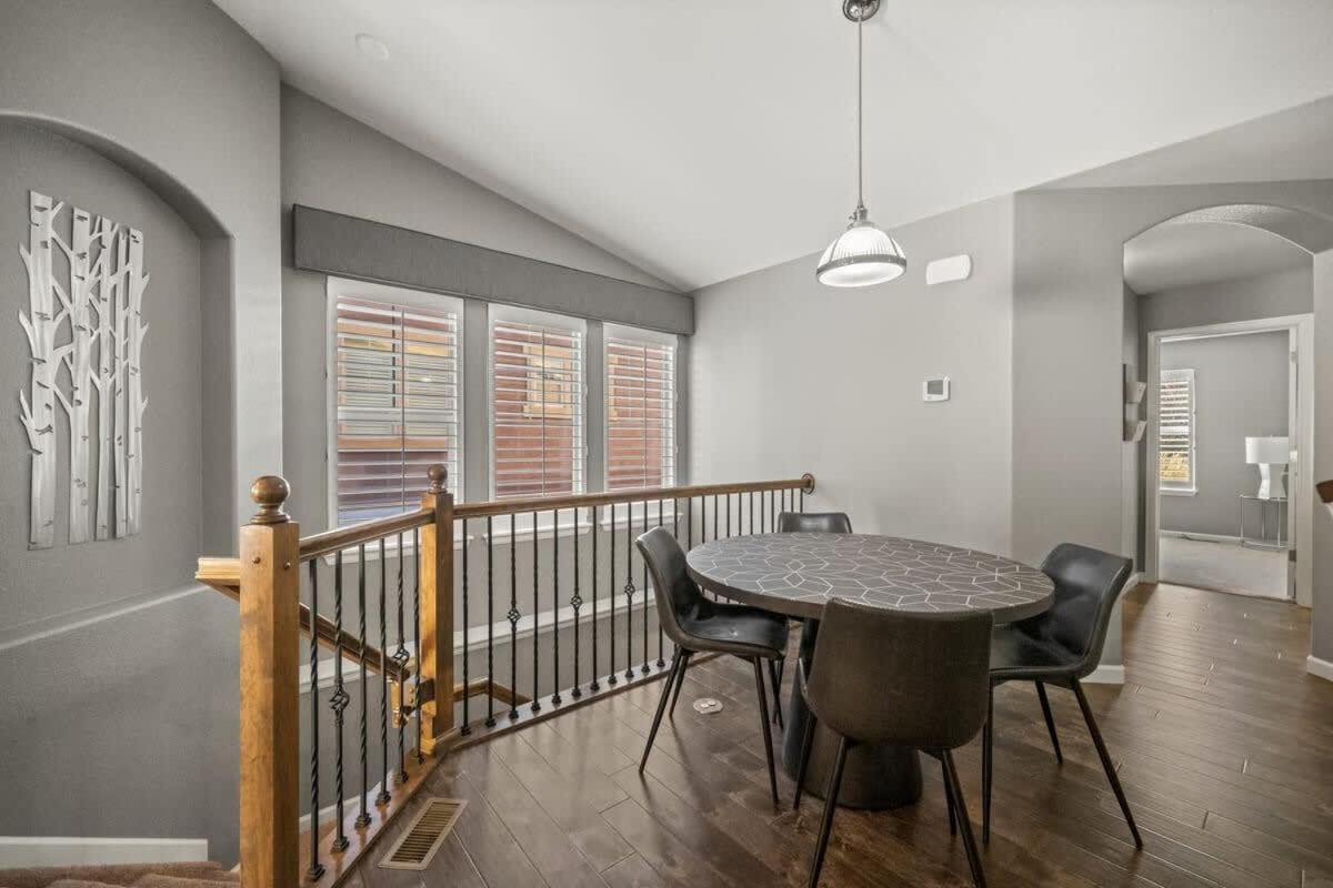 Holiday home 3bd Near Air Force Academy Movie Workspace And Grill