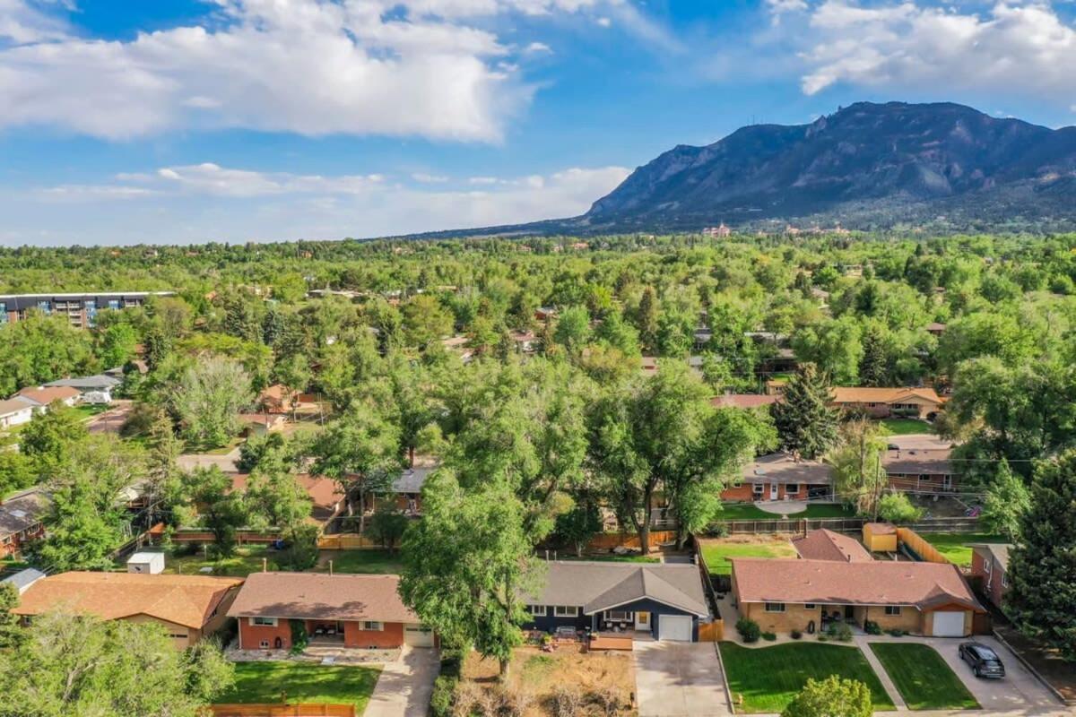 Family Oasis Offices Gym Fenced Yard Holiday home Colorado Springs