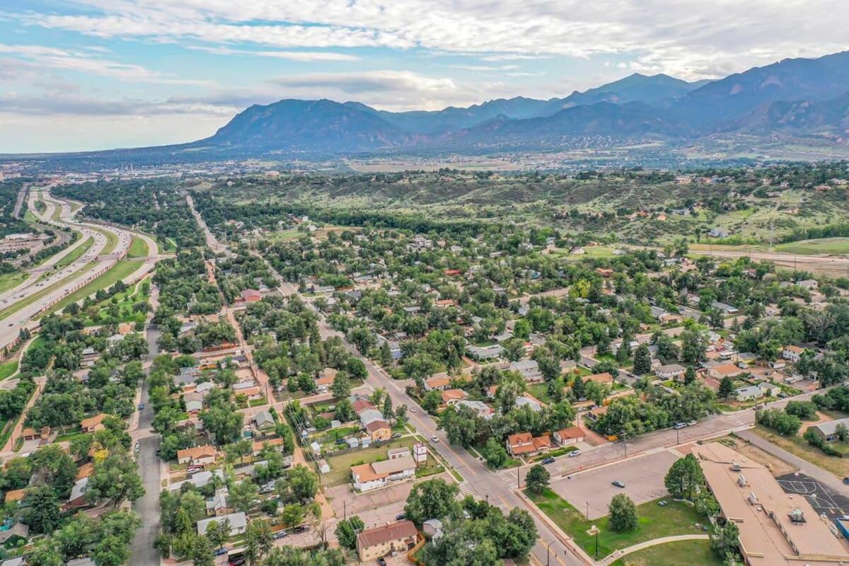 Charming Victorian Haven Near Garden Of The Gods *