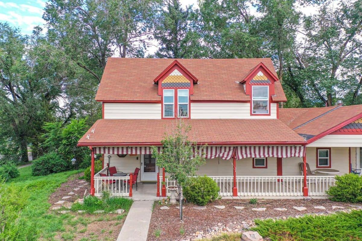 Charming Victorian Haven Near Garden Of The Gods