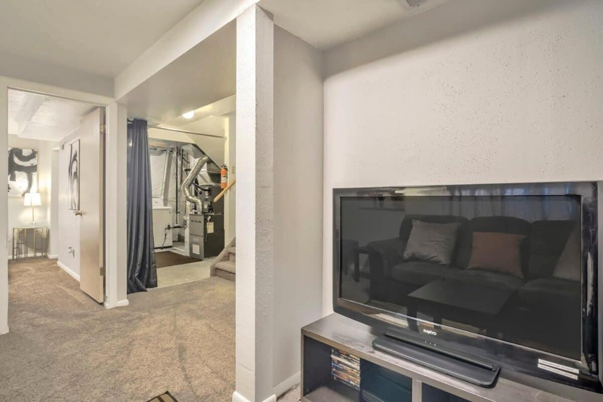 4bd Quiet Suburbs Near Carson Holiday home *